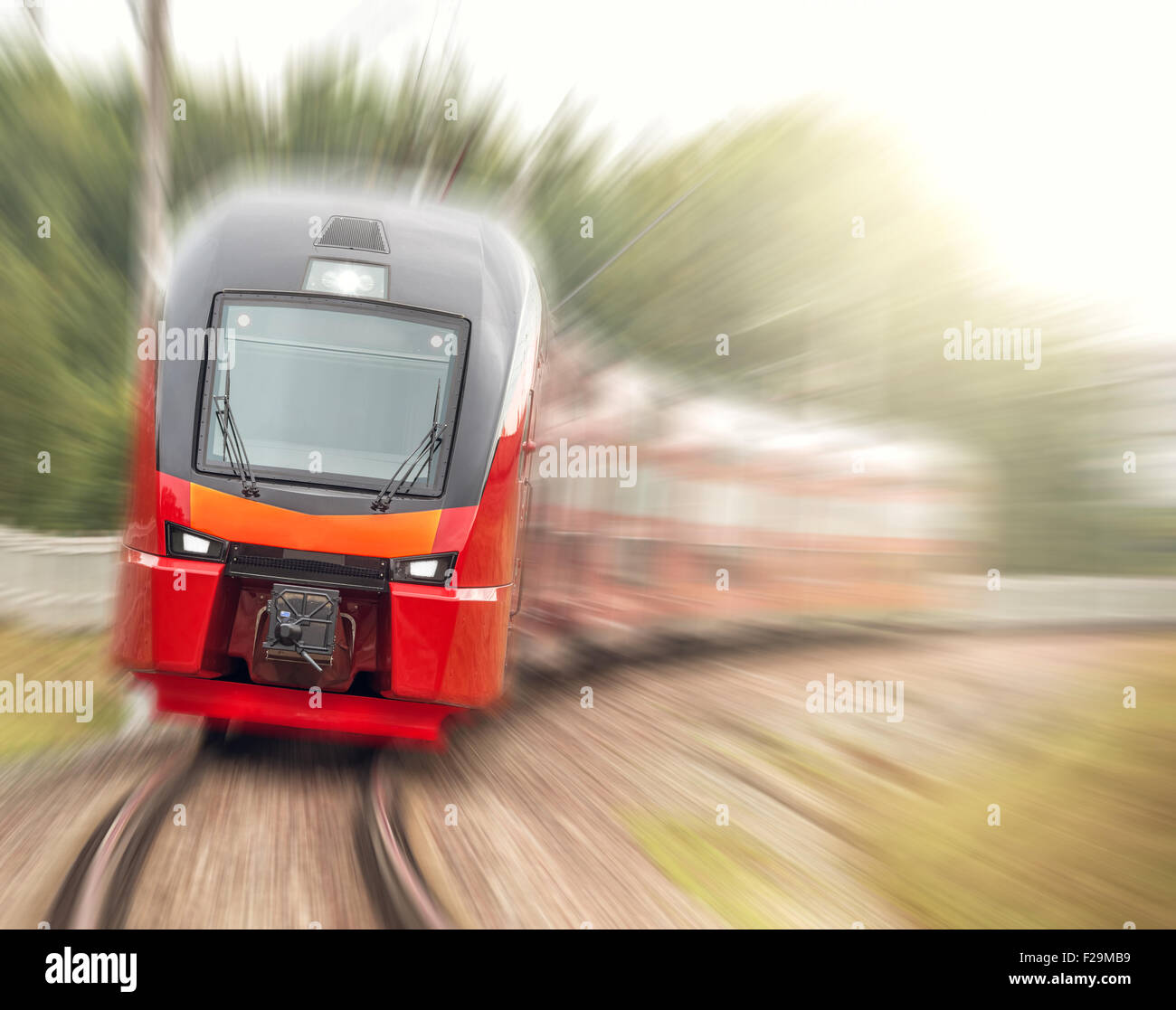 Moderne High-Speed-Zug bewegt sich schnell bei Sonnenuntergang. Stockfoto