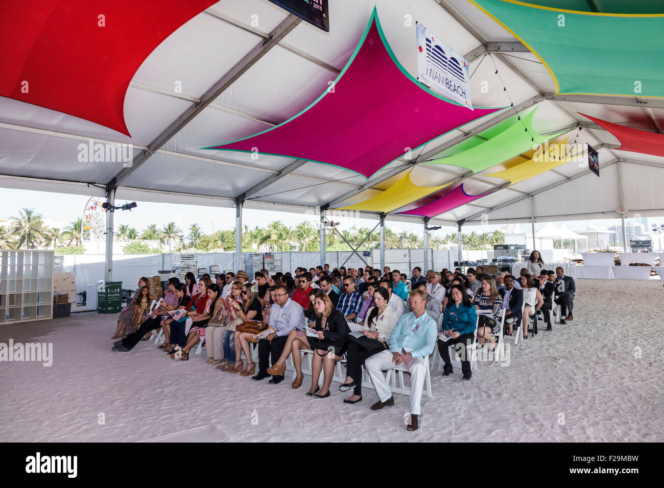 Miami Beach Florida, Eid der Staatsbürgerschaft Zeremonie, Einwanderer, Einbürgerung, Bürger, Vereidigung, neue Bürger, Loyalität, hispanischen Mann Männer männlich, Frau FEM Stockfoto