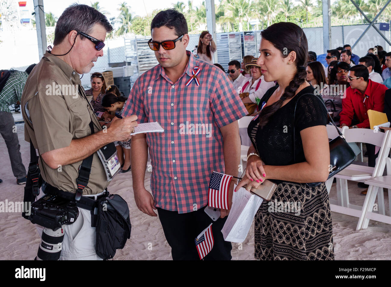 Miami Beach Florida, Eid der Staatsbürgerschaft Zeremonie, Einwanderer, Einbürgerung, Bürger, Vereidigung, neue Bürger, Loyalität, hispanischen Mann Männer männlich, Frau FEM Stockfoto