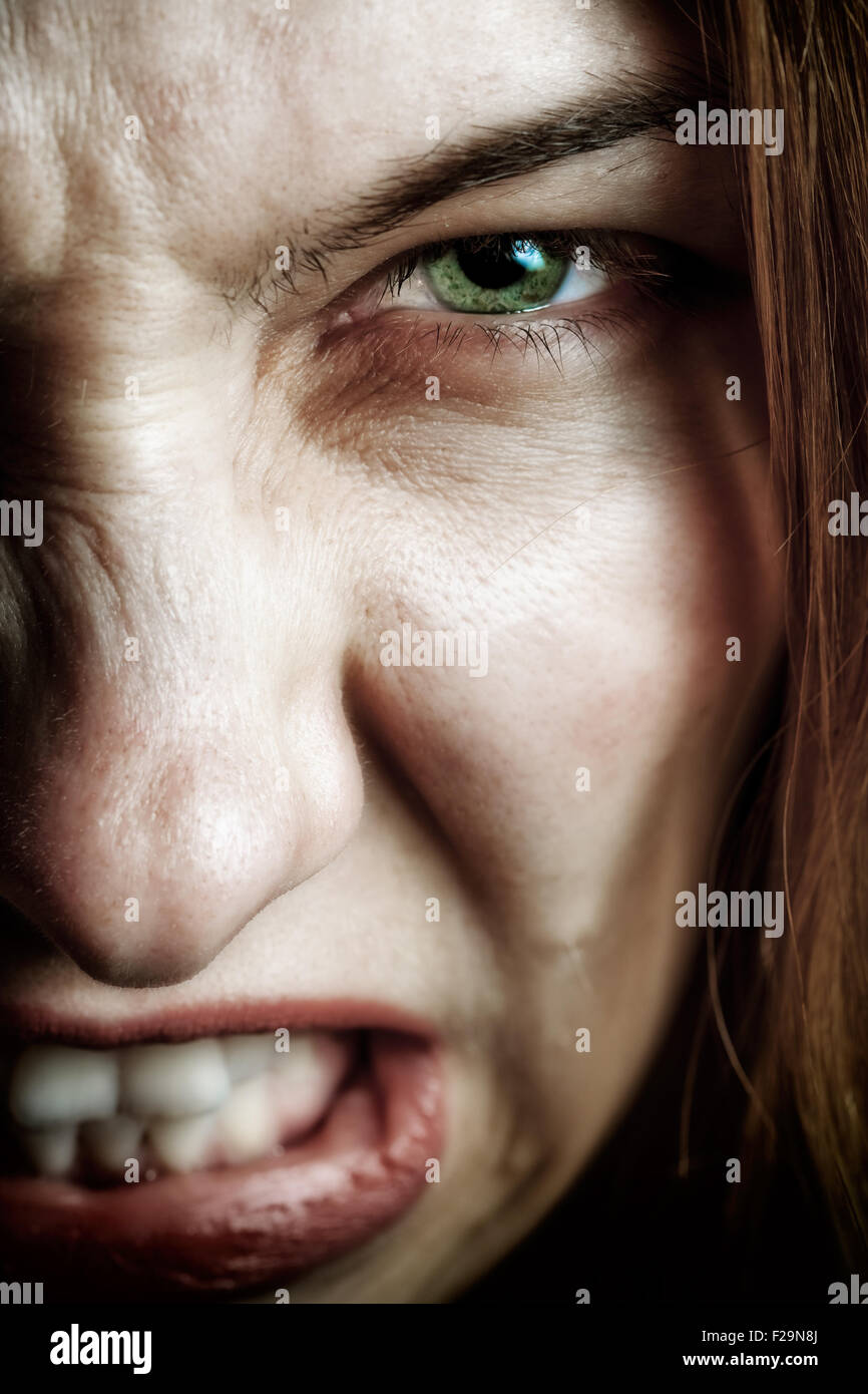 Gesicht der böse Frau mit bösen beängstigend Ausdruck Stockfotografie -  Alamy