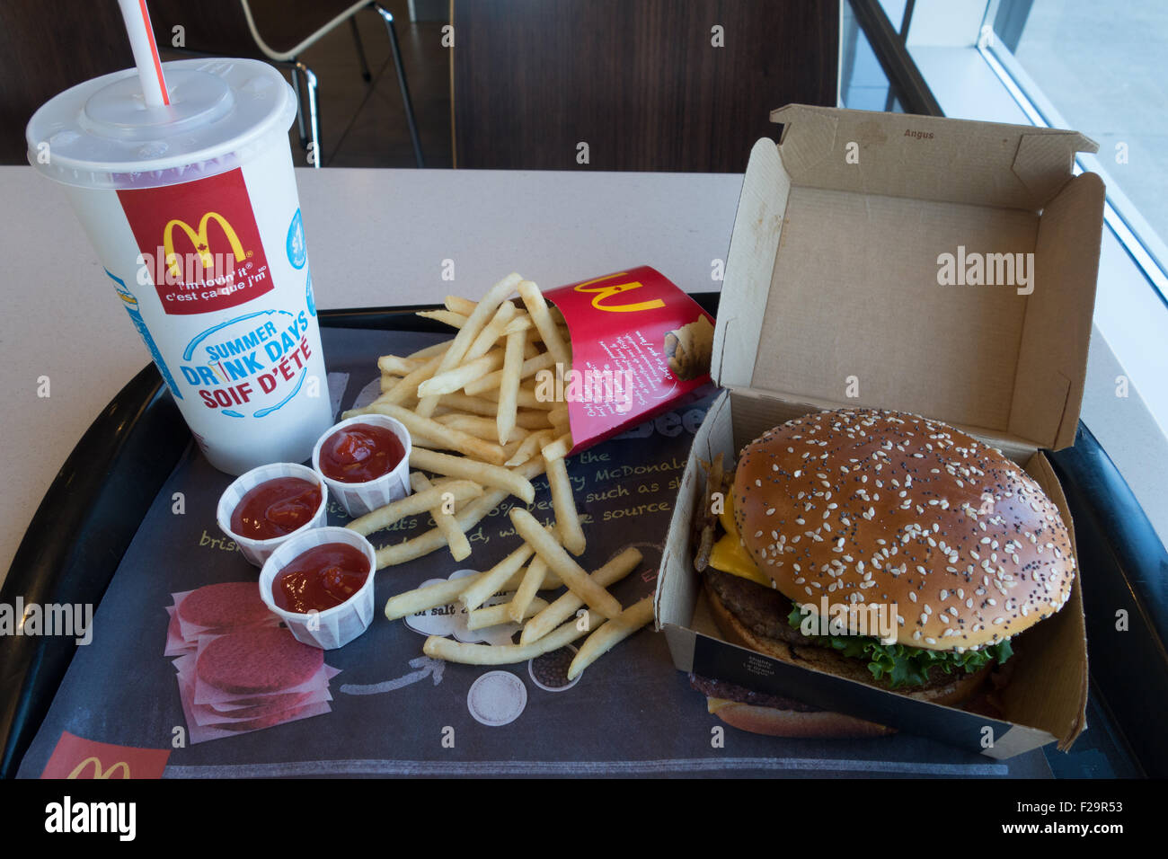 McDonalds Combo Essen Burger brät alkoholfreies Getränk Stockfoto