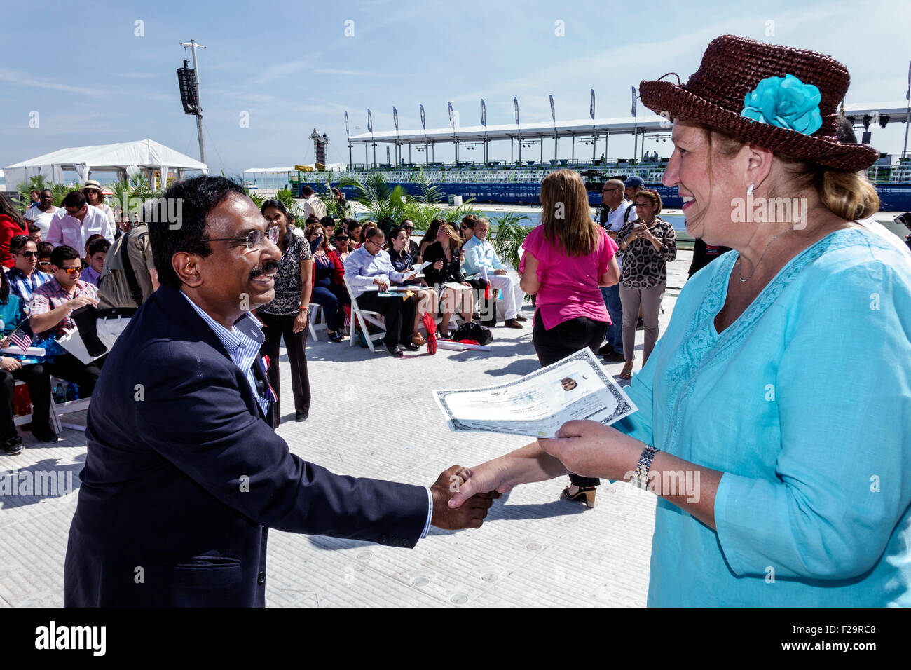 Miami Beach Florida, Eid der Staatsbürgerschaft Zeremonie, Einwanderer, Einbürgerung, Bürger, Vereidigung, neue Bürger, Loyalität, stadtkommissar, gratuliert Stockfoto