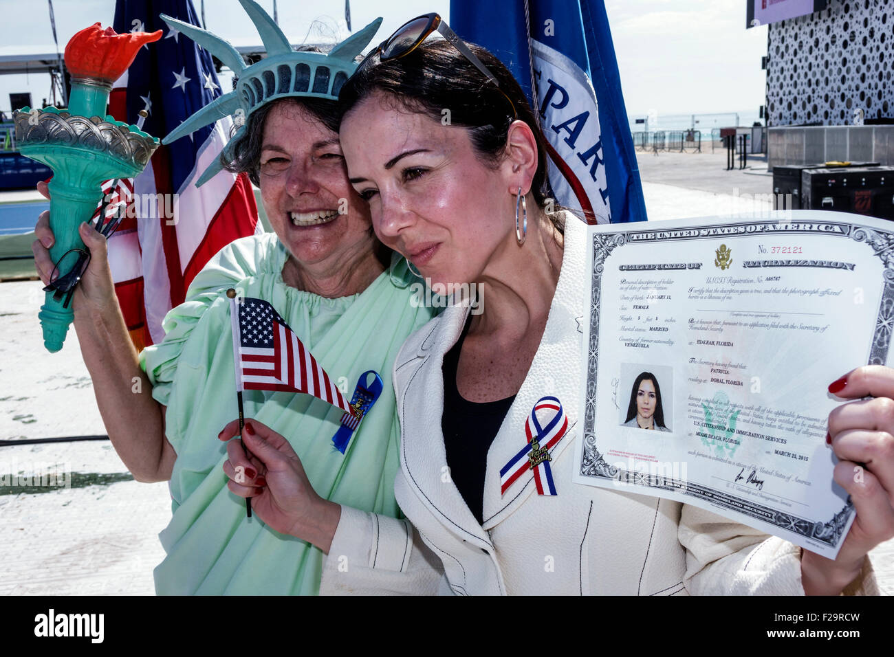 Miami Beach Florida, Eid of Citizenship Ceremony, Einwanderer, Einbürgerung, Bürger, Vereidigung, neue Bürger, Loyalität, Zertifikat der Einbürgerung, H Stockfoto