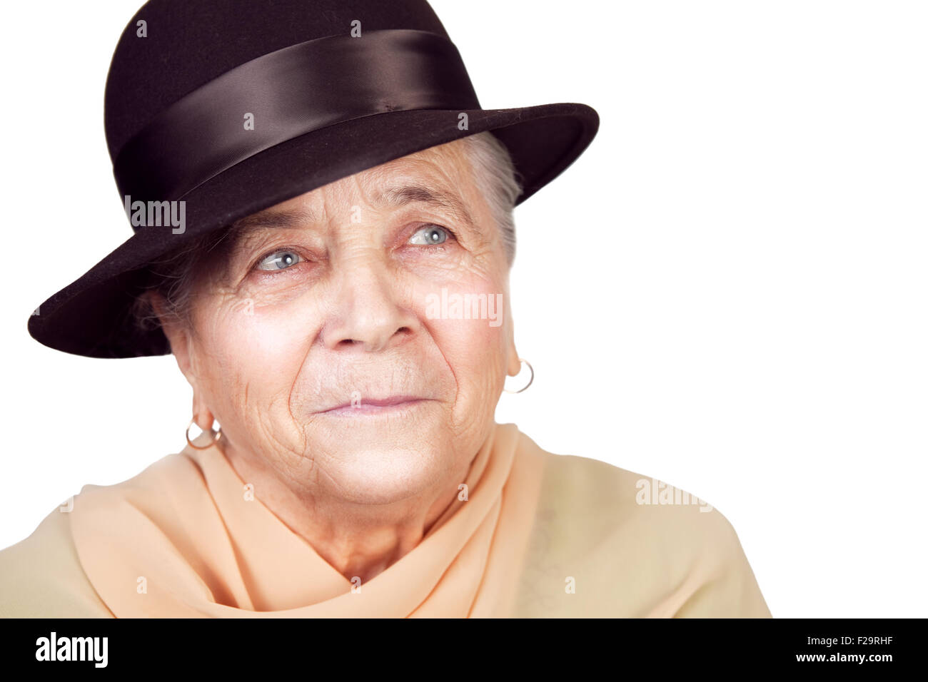 Elegante alte senior Frau mit Hut in weiß Stockfoto