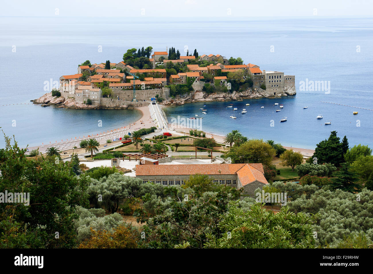 Insel Sveti Stefan in Montenegro und blaue Adria Stockfoto