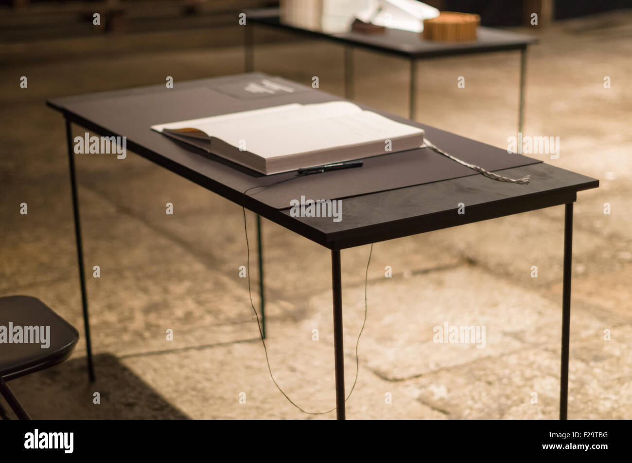 Verschwommenes Bild der Tabelle mit Gästebuch und Stift Stockfoto