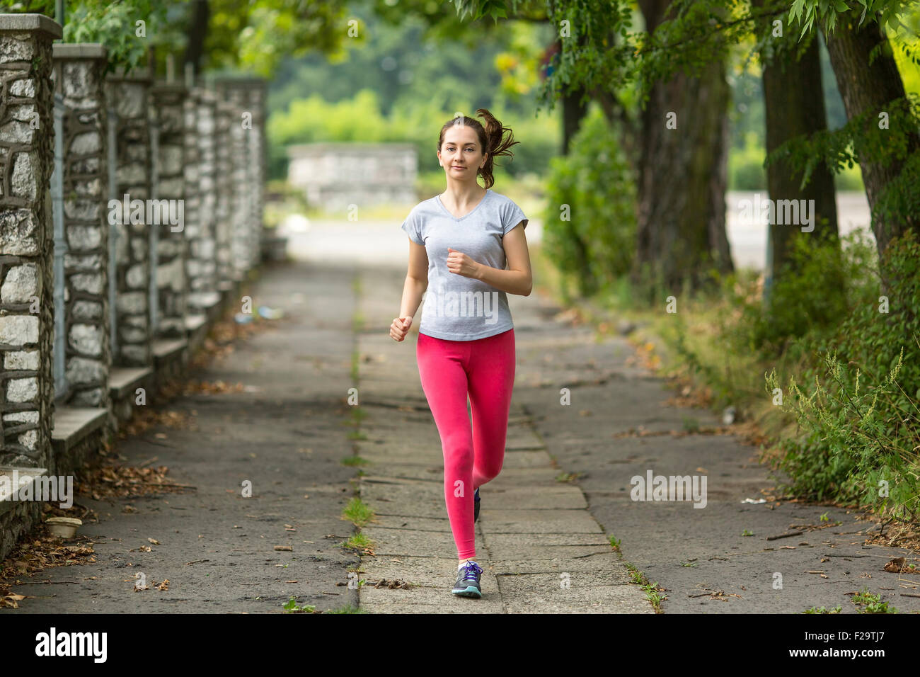 Ausgeführt. Junge Frau im Park joggen. Morgens joggen. Gesunde Lebensweise. Stockfoto