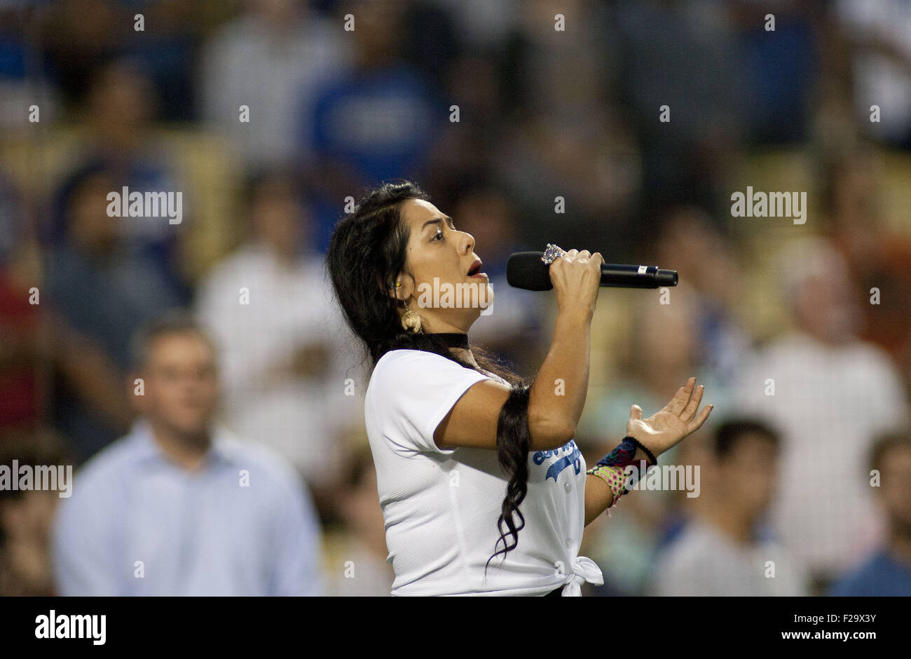 Los Angeles, Kalifornien, USA. 14. September 2015. Einzelne Lila Downs führt die Nationalhymne Momente vor dem Spiel zwischen den Los Angeles Dodgers gegen die Colorado Rockies im Dodger Stadium am 14. September 2015 in Los Angeles, Kalifornien. Lila Downs wuchs mit der Kultur ihres Vaters, ein Professor aus den Vereinigten Staaten, aber schließlich wandte ihr den Rücken, die Tradition ihrer Mutter, einer Mixteca-Indianer aus Mexiko zu erkunden.  © ZUMA Press, Inc./Alamy Live News Stockfoto