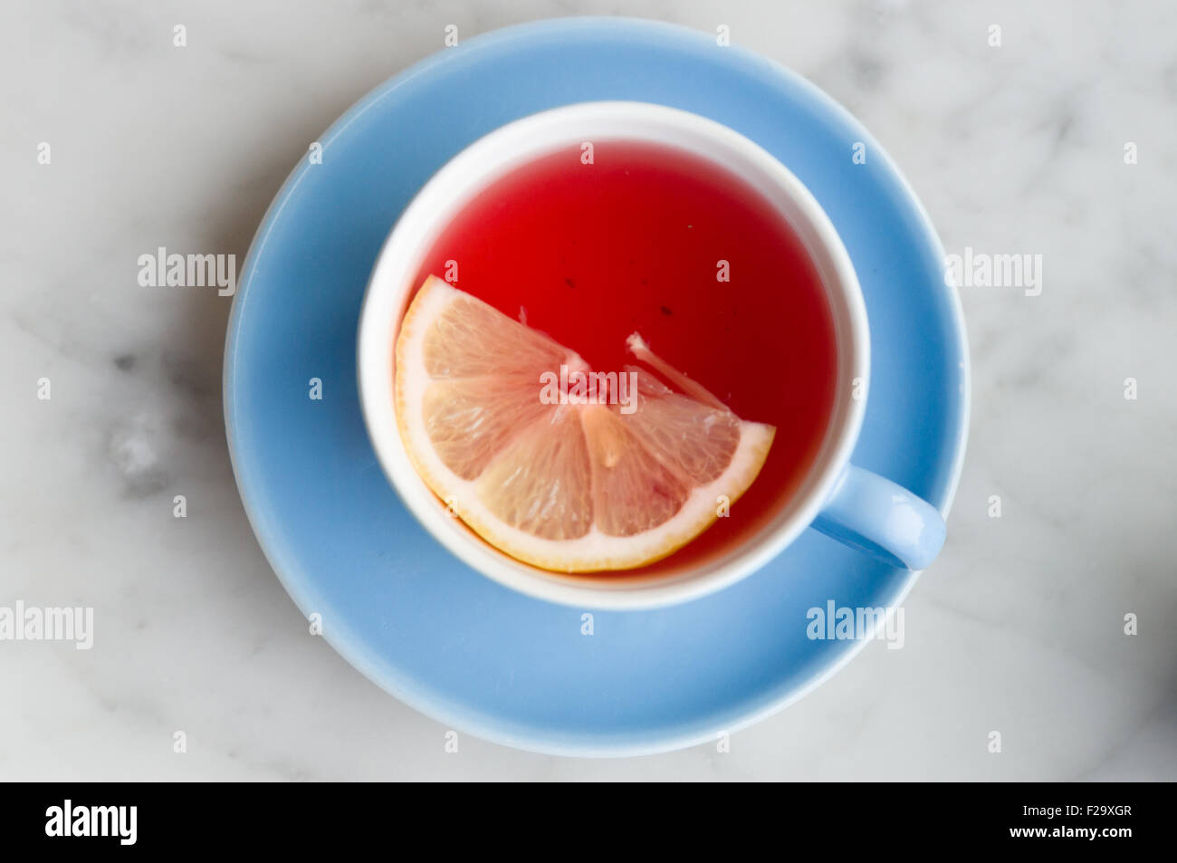 Rote Früchte Tee mit Zitronenscheibe, Ansicht von oben Stockfoto