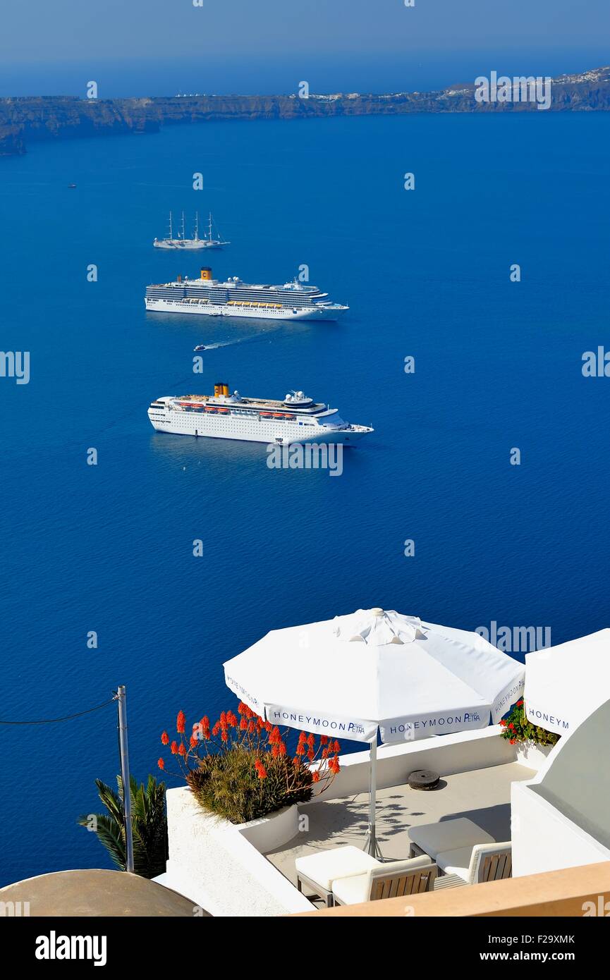 Flitterwochen-Unterkunft mit Blick auf Caldera und Kreuzfahrt Schiffe Costa Classica in den Vordergrund und Costa Deliziosa hinter Stockfoto