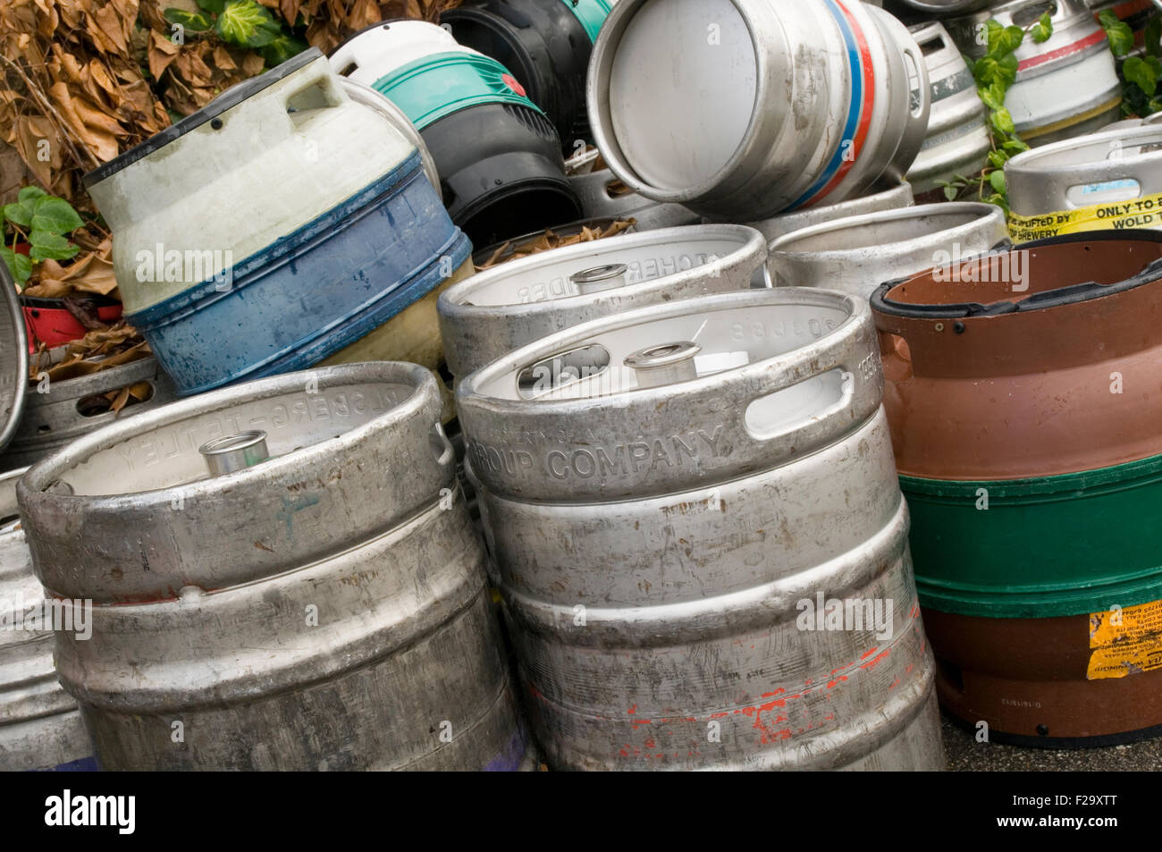 Bier Fässer Fass Trinker Alkohol Alkohol Alkoholiker Alkoholismus Skrupel Alkohol schwere trinken Ale Kneipe Kneipen Bar Drinkbar Stockfoto