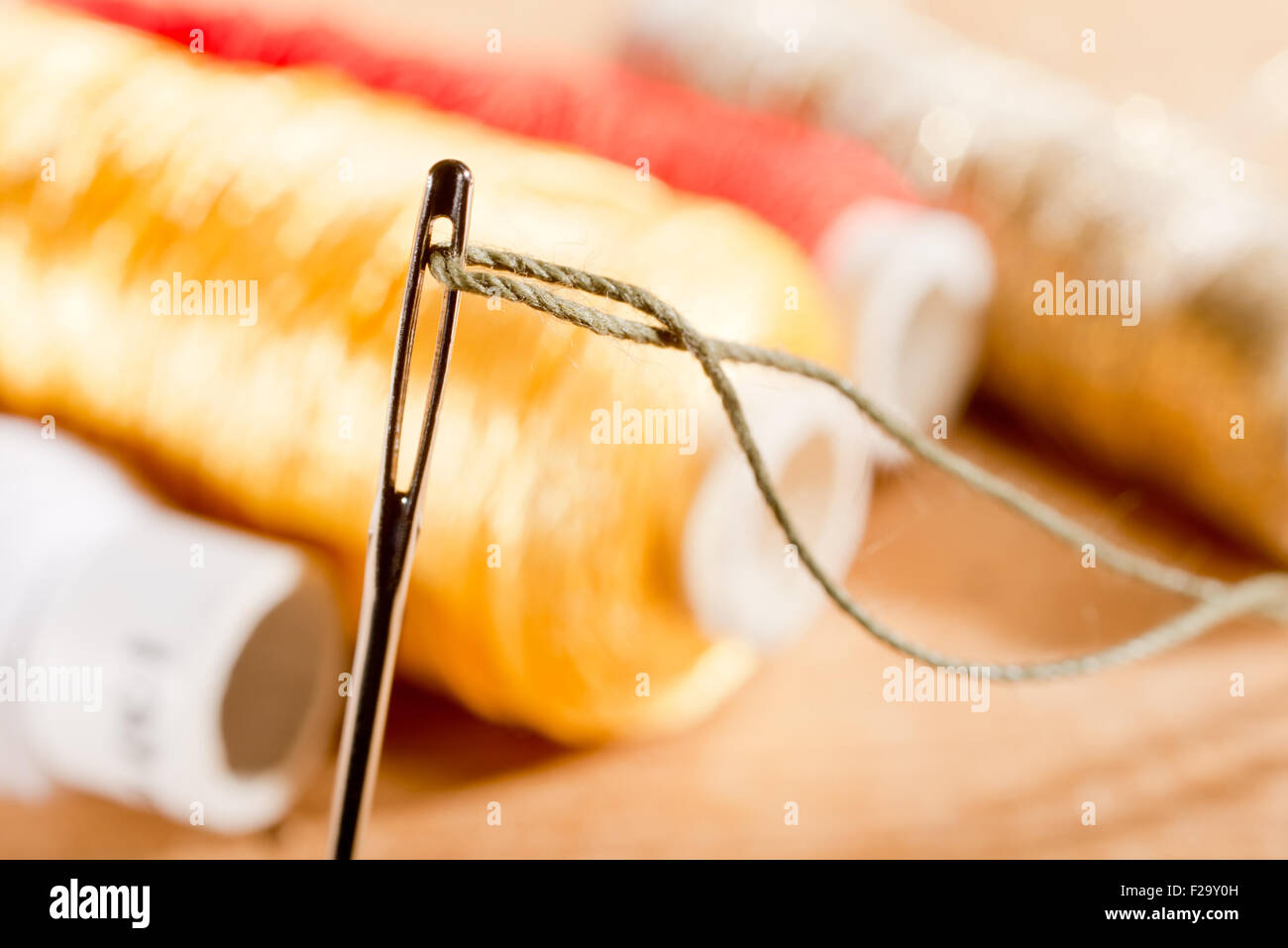 Detail einer Nadel mit Faden in den Arbeitsraum Stockfoto