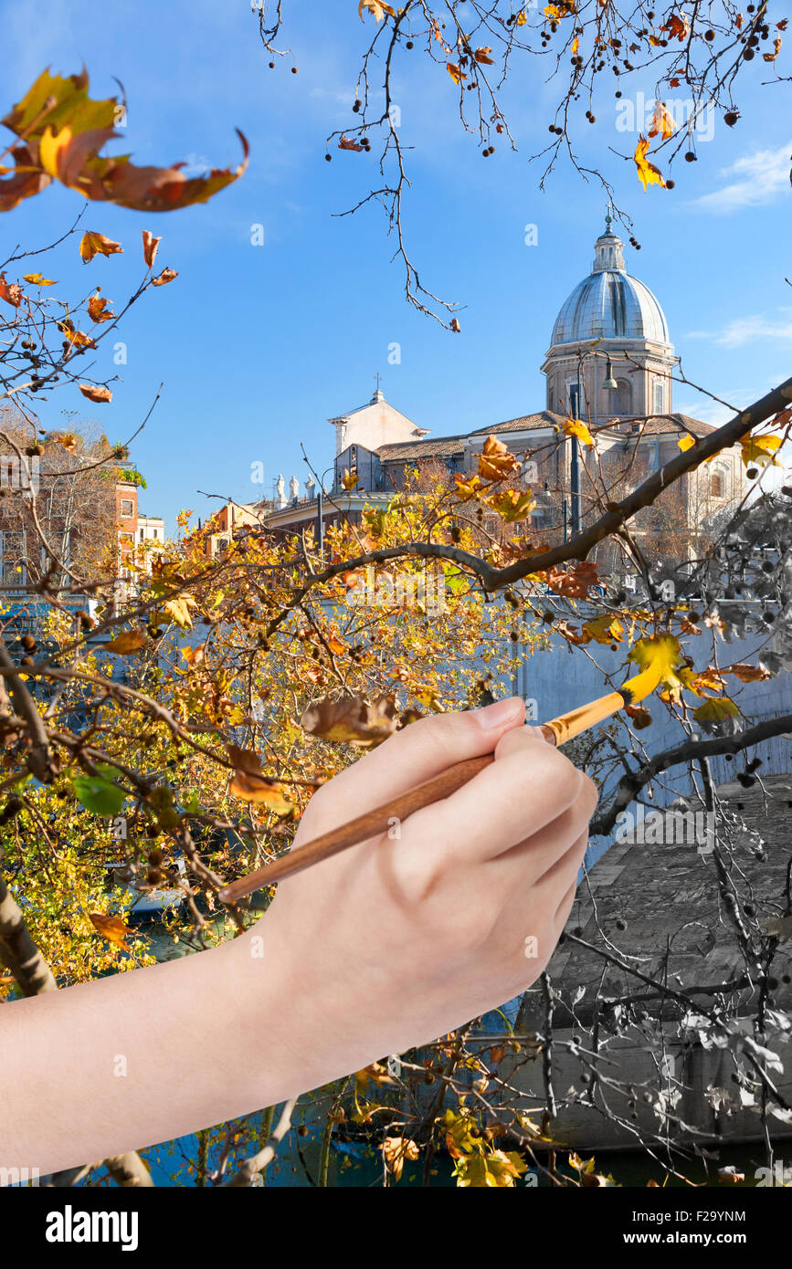 Reisekonzept - Hand mit Pinsel malt gelbe Blätter an Uferpromenade in Rom, Italien Stockfoto