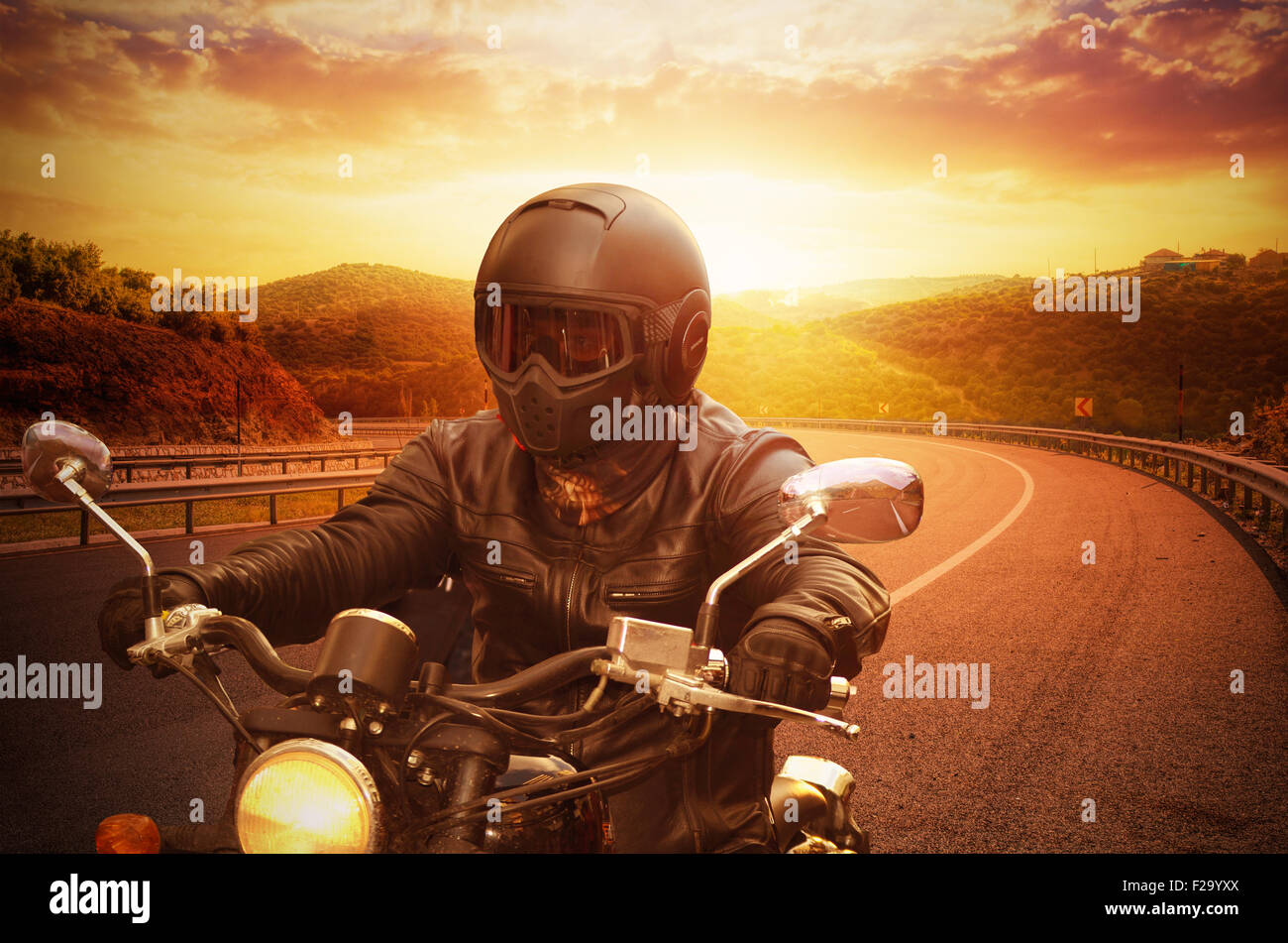 junger Mann Reiten Motorrad Stockfoto
