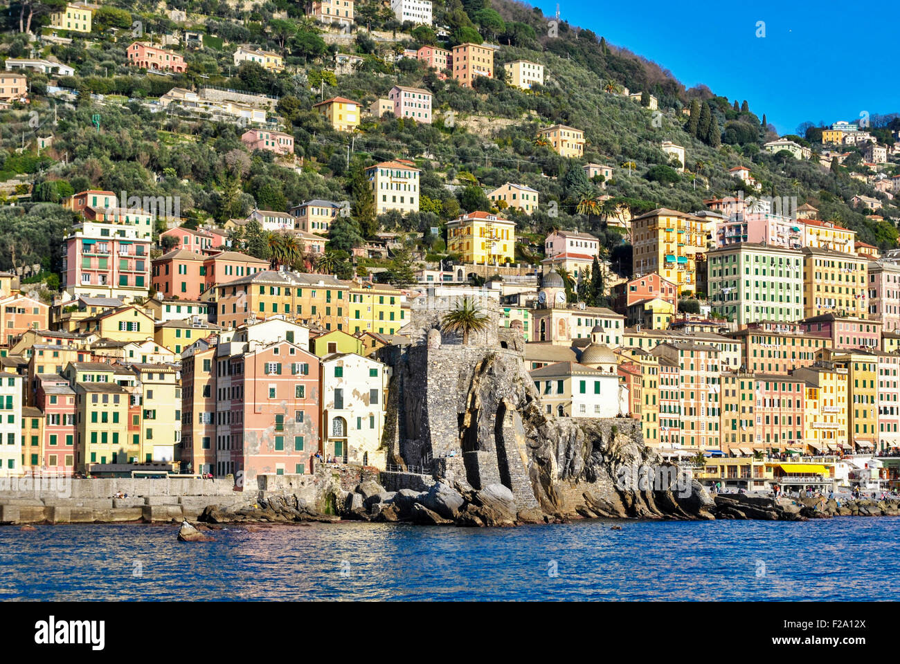 Farbige Häuser von Camogli aus dem Meer gesehen Stockfoto