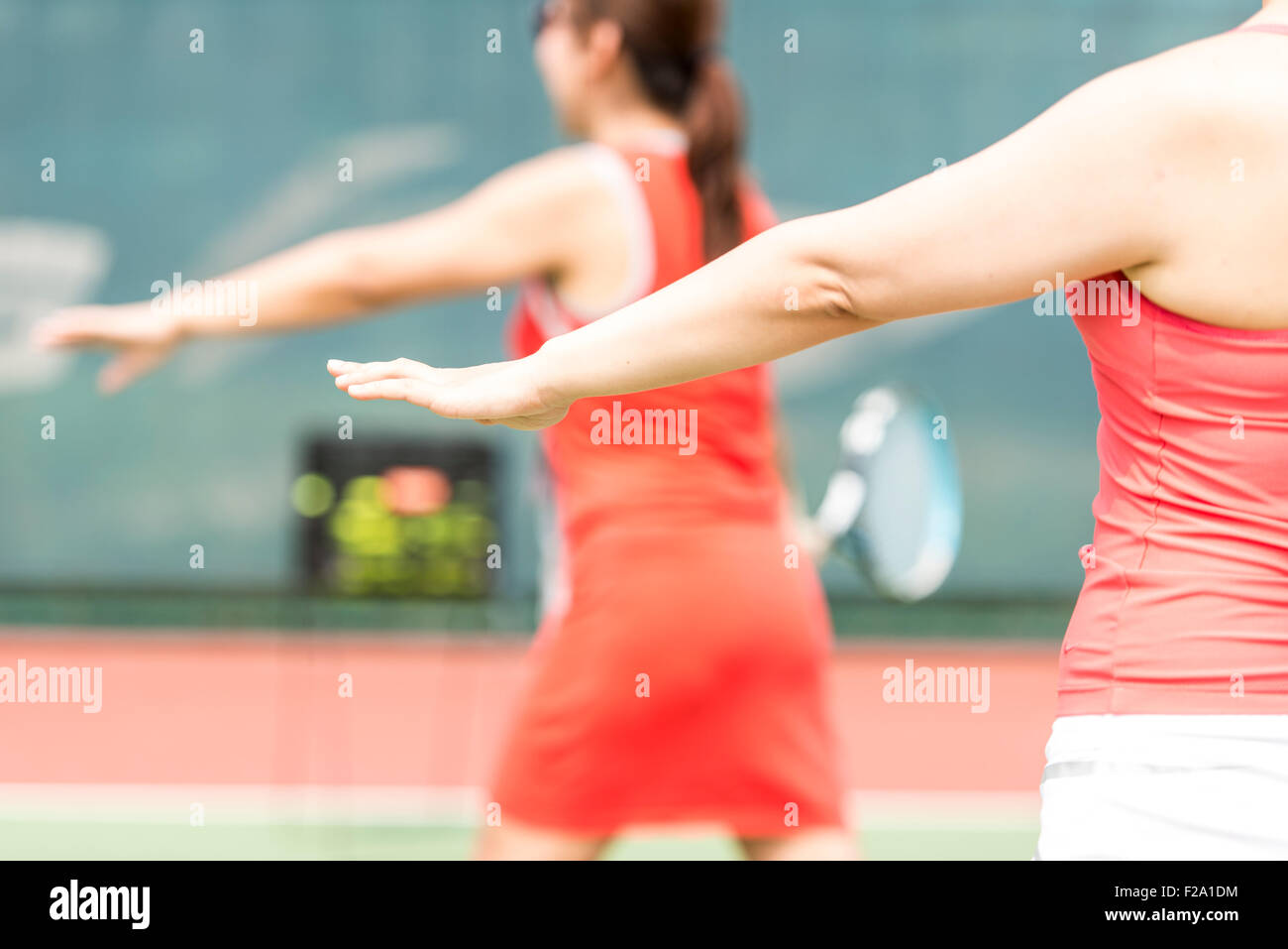 zwei Frauen üben auf Tennisplatz Stockfoto