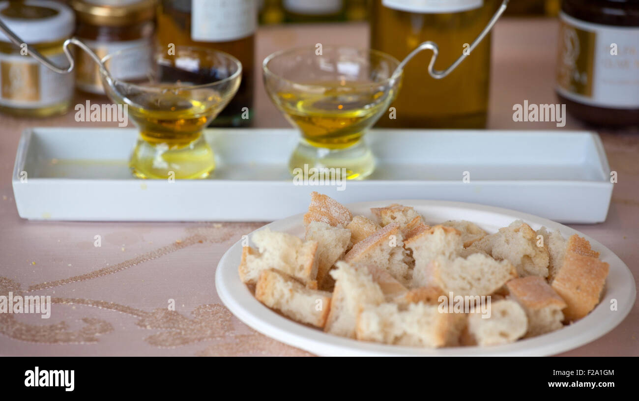 Foto von Öl, Honig und Brot Stockfoto