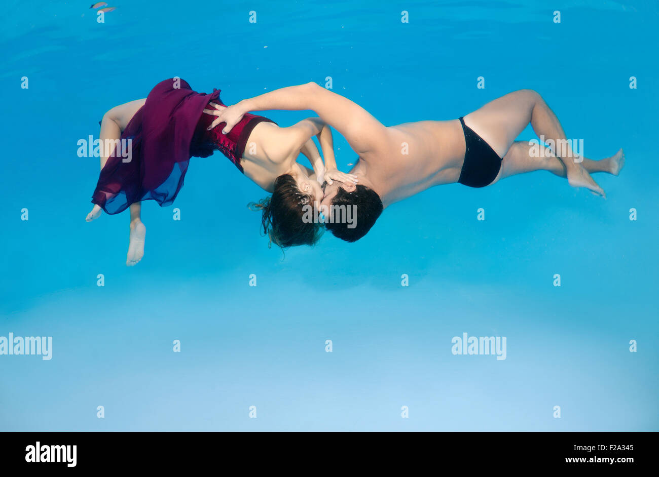 Mann und Frau küssen unter Wasser, unter Wasser Fasihon in den Pool, Odessa, Ukraine Stockfoto