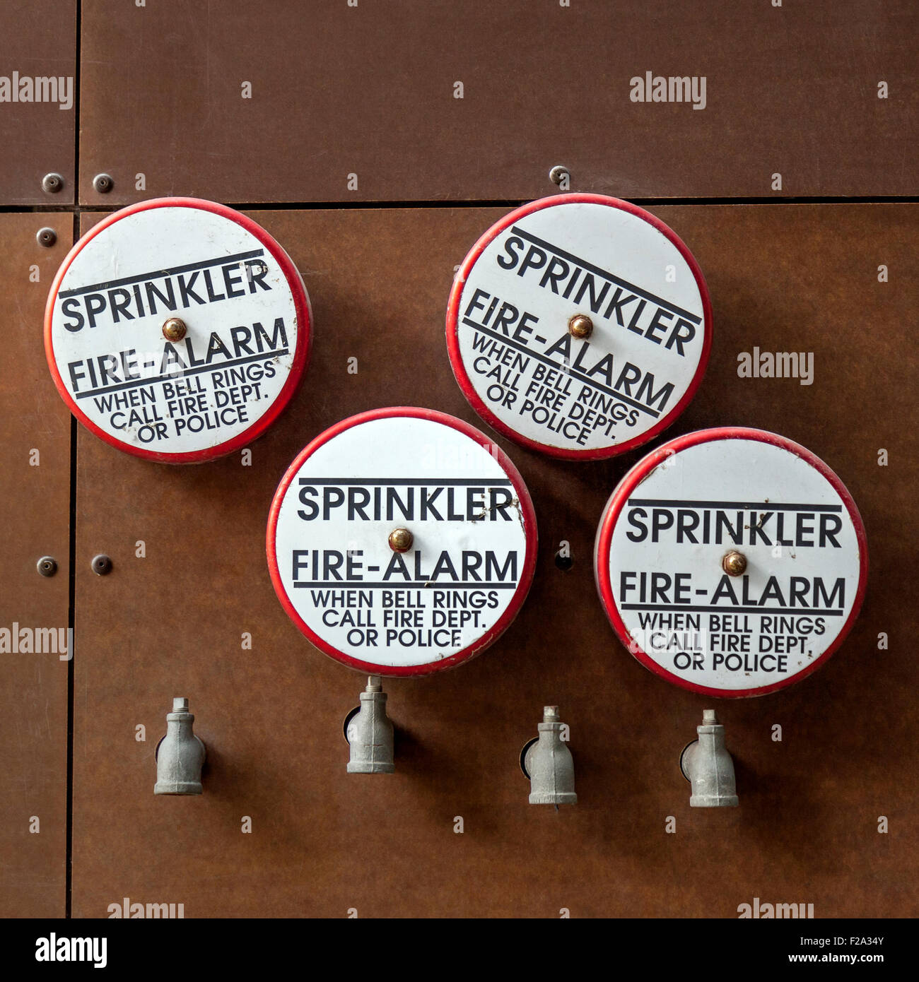 Feueralarm Bell Equipment mit Wasser hängenden Sprinkler an Gebäudewand