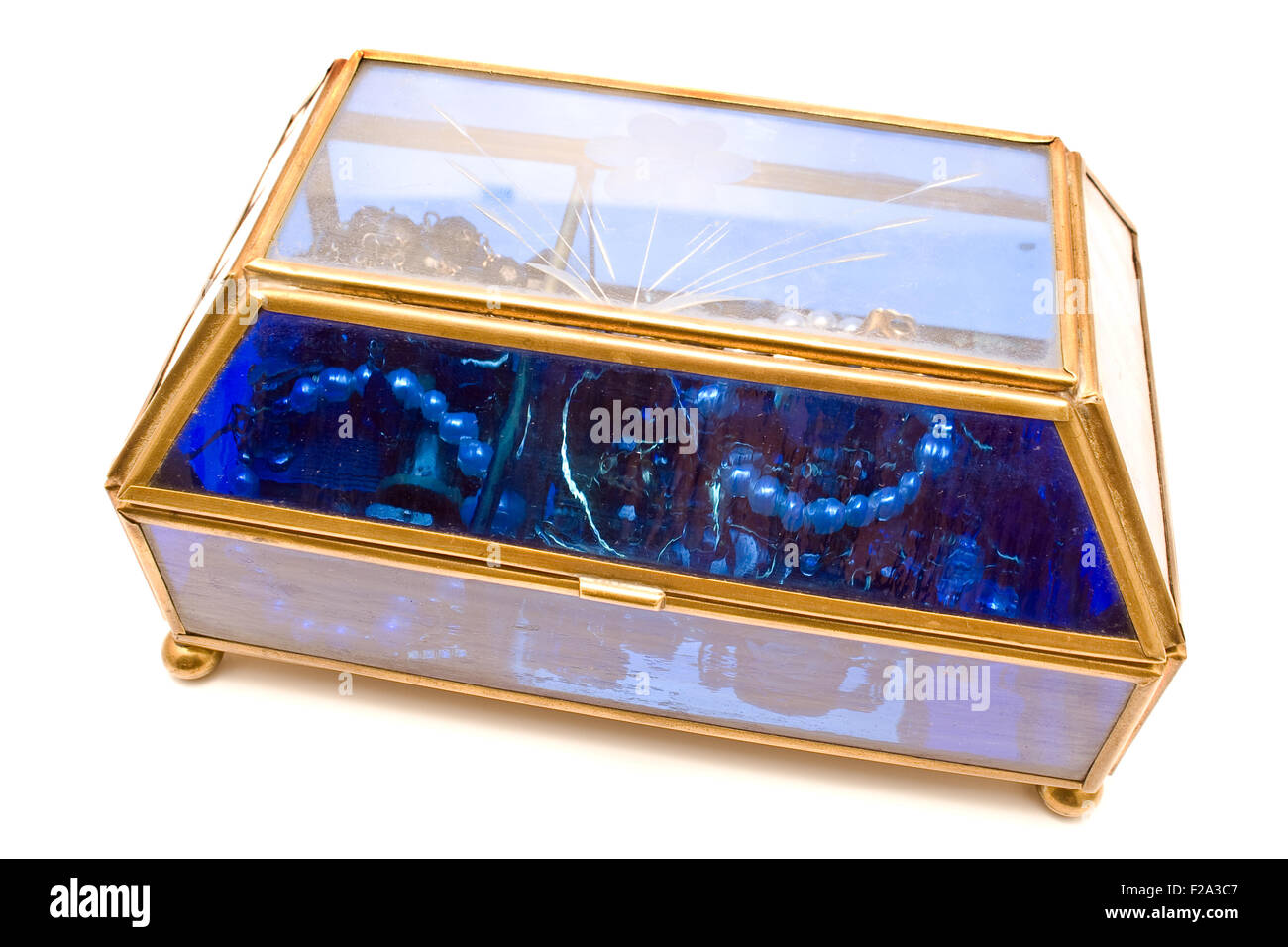 Blaues Glas-Schmuck-Box isoliert auf weiss Stockfoto