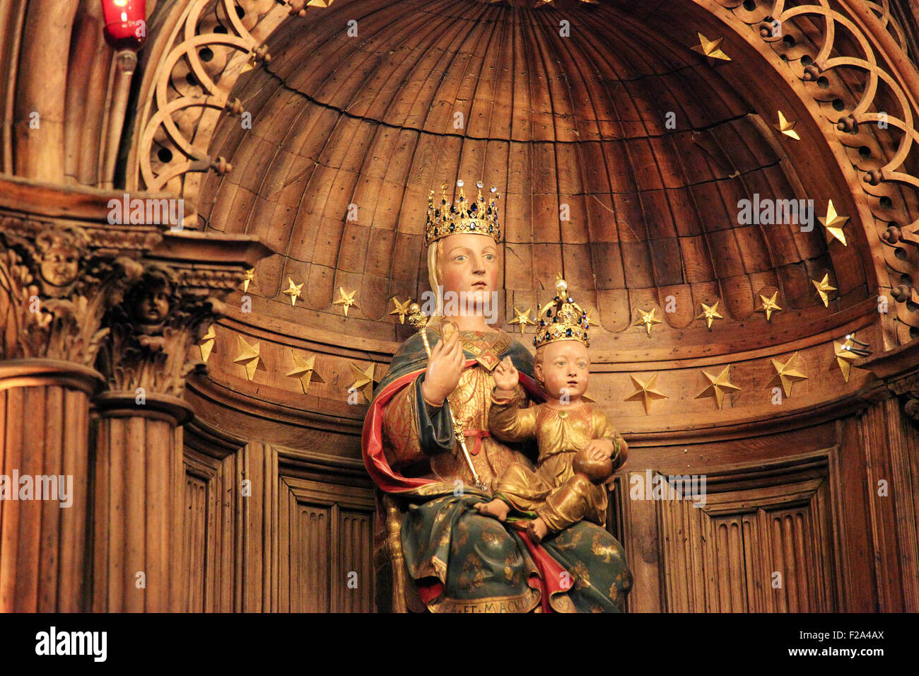 CHARTRES, Frankreich - 21. Juli 2015: Notre Dame du Pillier oder unserer lieben Frau von der Säule Statue (16. Jh.), eine polychrome Statue in Stockfoto