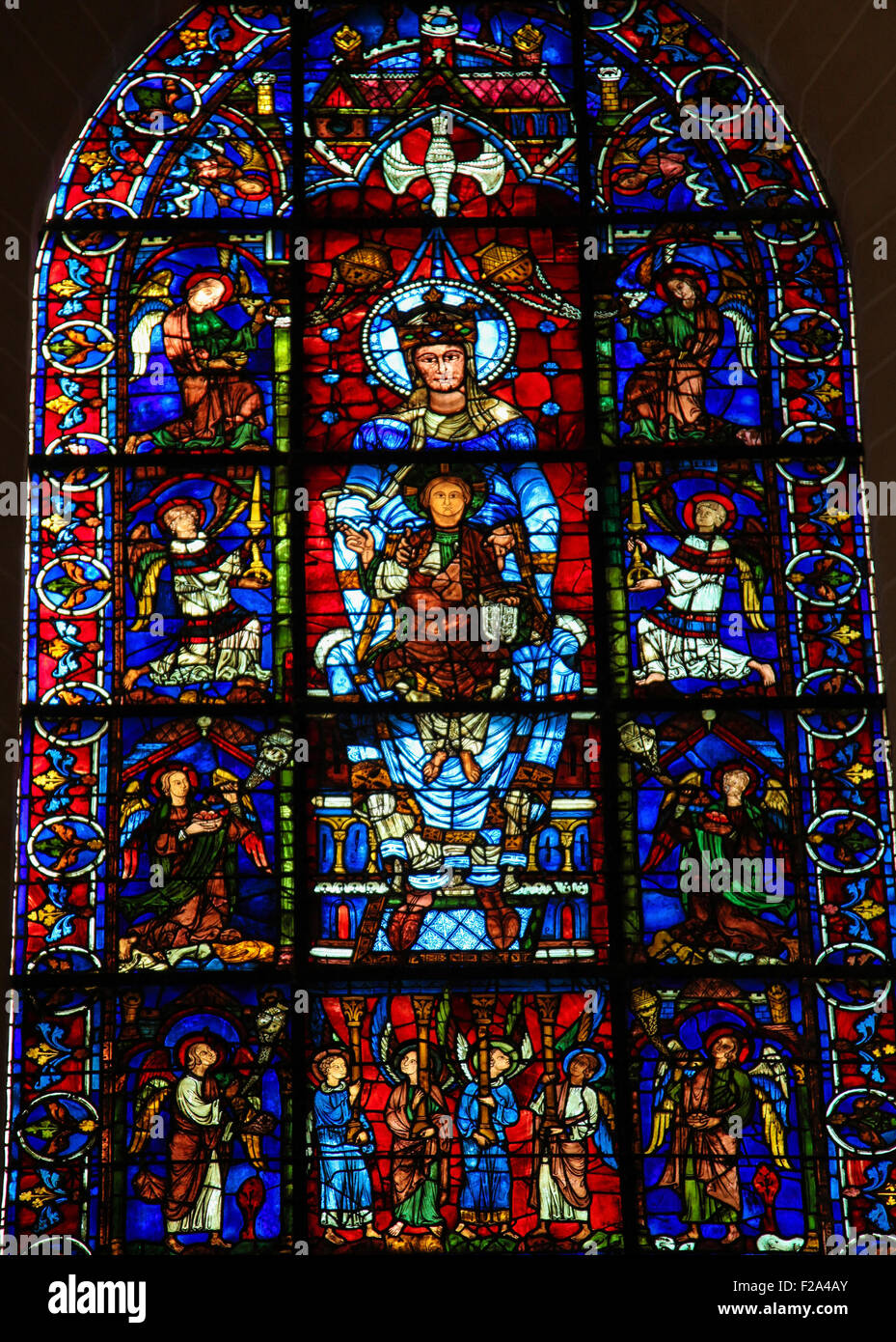 CHARTRES, Frankreich - 21. Juli 2015: Berühmte Glasfenster Notre Dame De La Belle verrière oder die blaue Jungfrau (12. Jahrhundert) Stockfoto