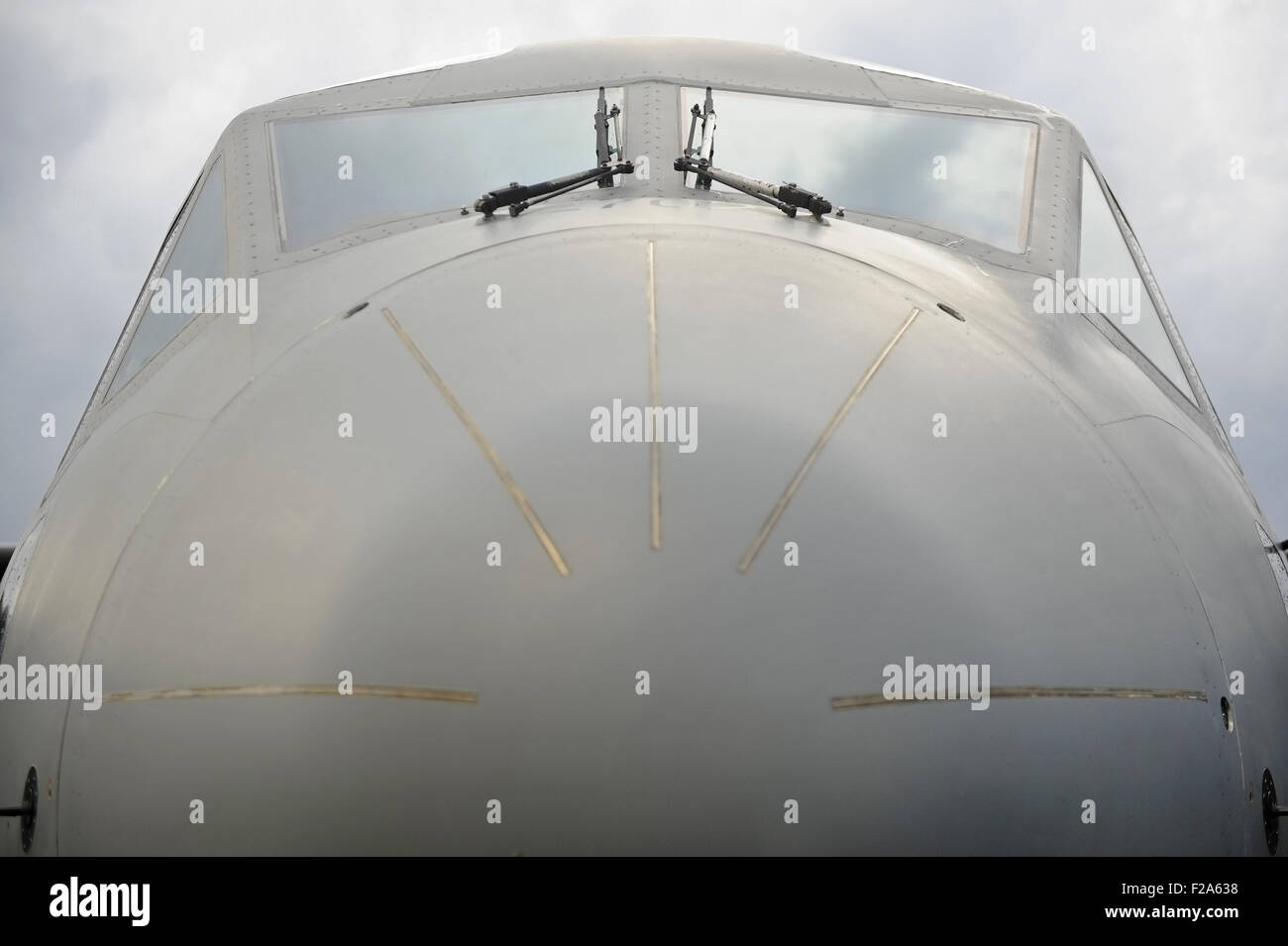 Detail mit dem Cockpit eines großen militärischen Flugzeug erschossen Stockfoto
