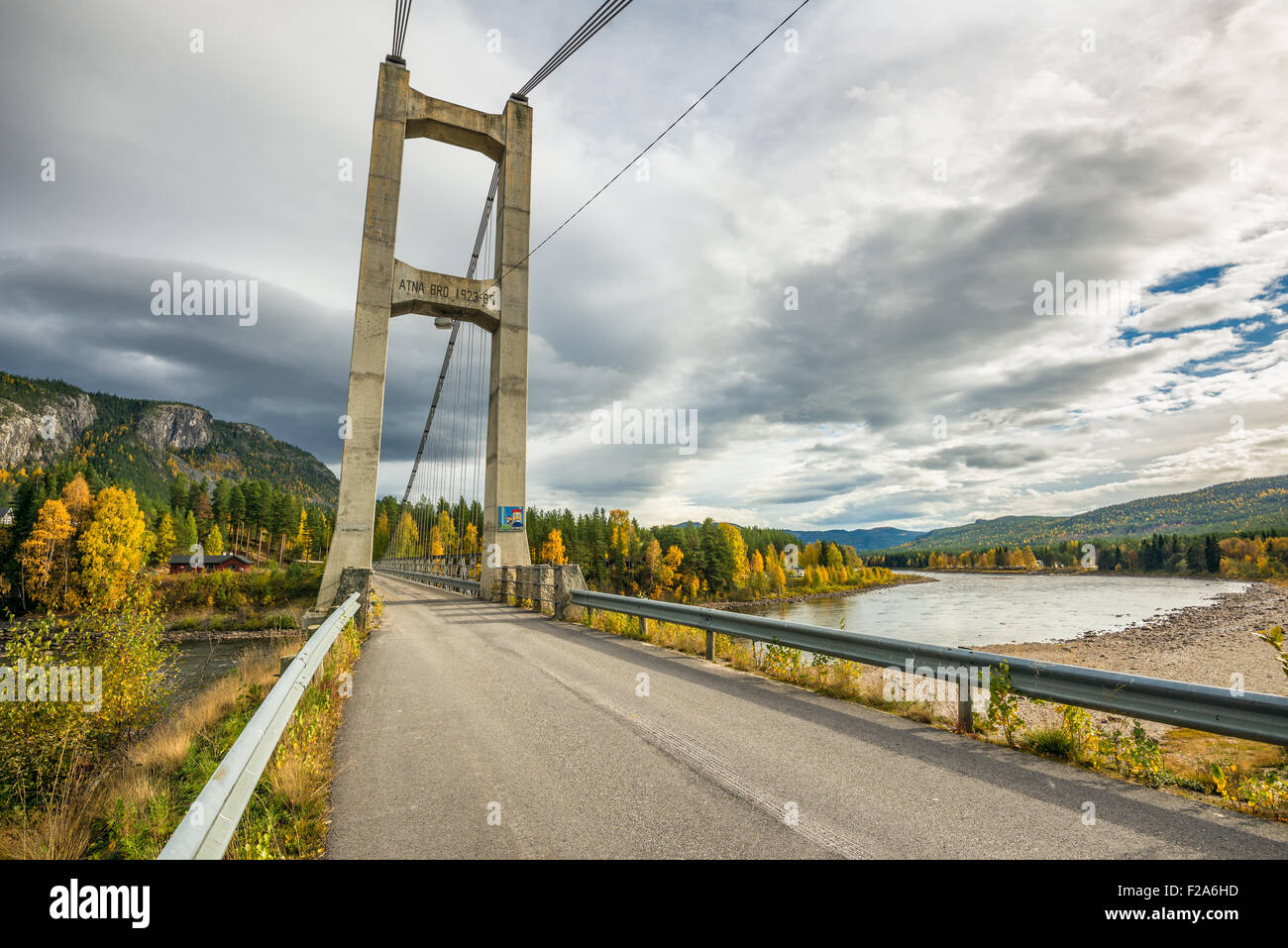 Brücke über den Fluss Glomma, zum Atna Dorf in der Gemeinde Stor-Elvdal, Grafschaft Hedmark, Norwegen. Stockfoto