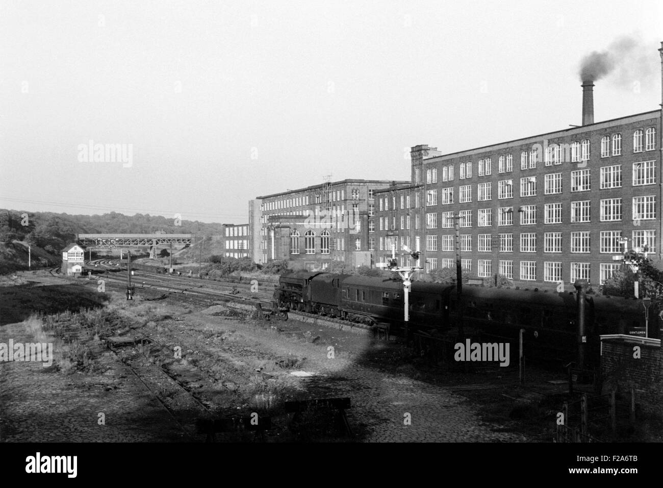 Original Britische Schiene Dampflok vorbei Baumwollspinnereien an Lostock Kreuzung Lancashire uk in den 1960er Jahren Stockfoto