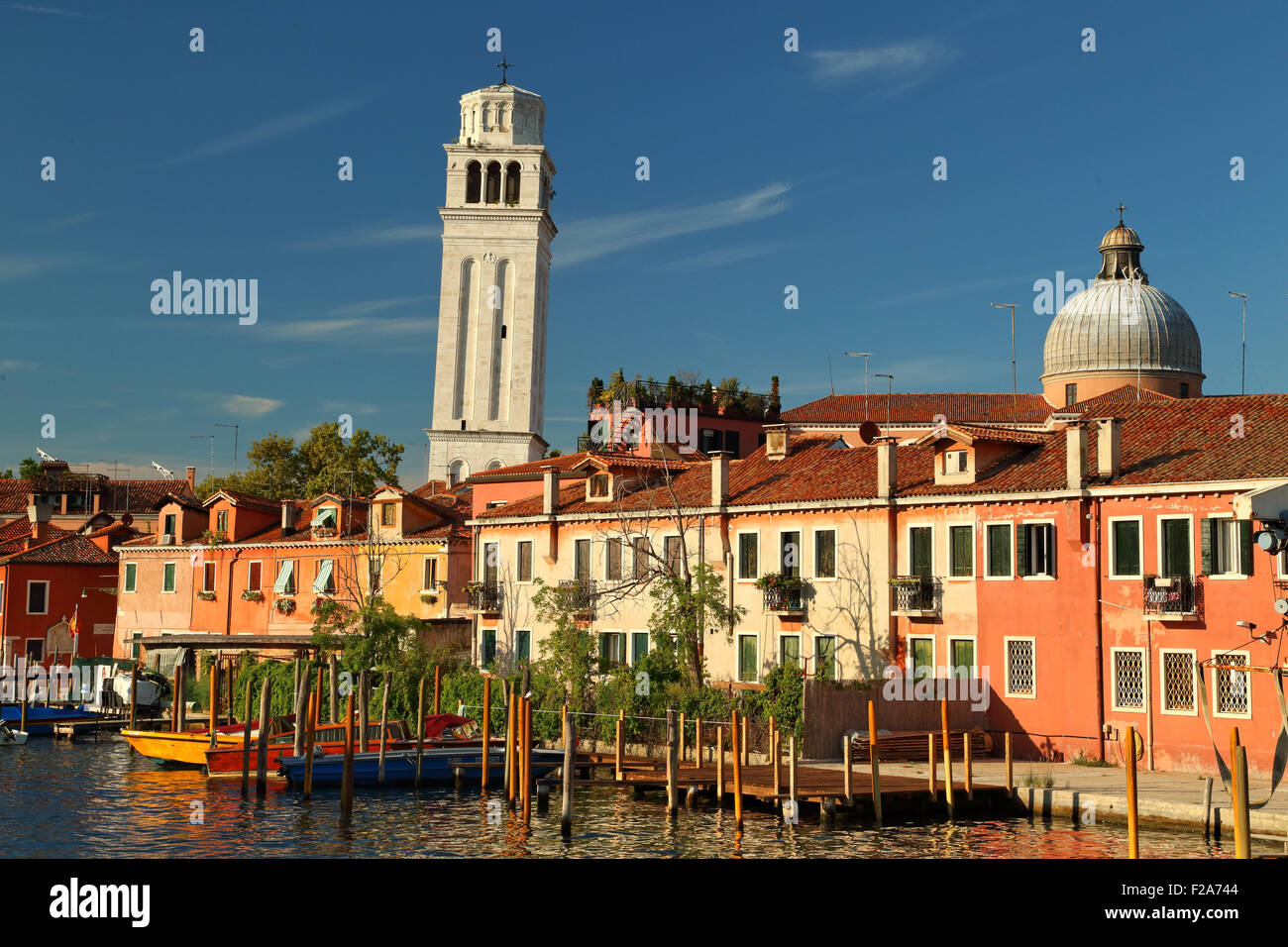 Isola di San Pietro di Castello mit Campanile und Basilica di San Pietro di Castello, Venedig Stockfoto