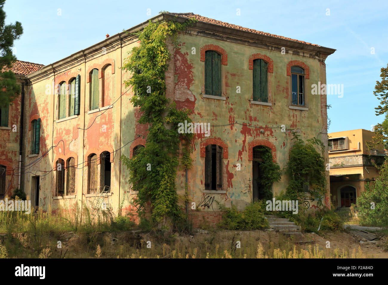 Verlassene Gebäude des ehemaligen Krankenhauses "Ospedale al Mare" im Lido Stockfoto
