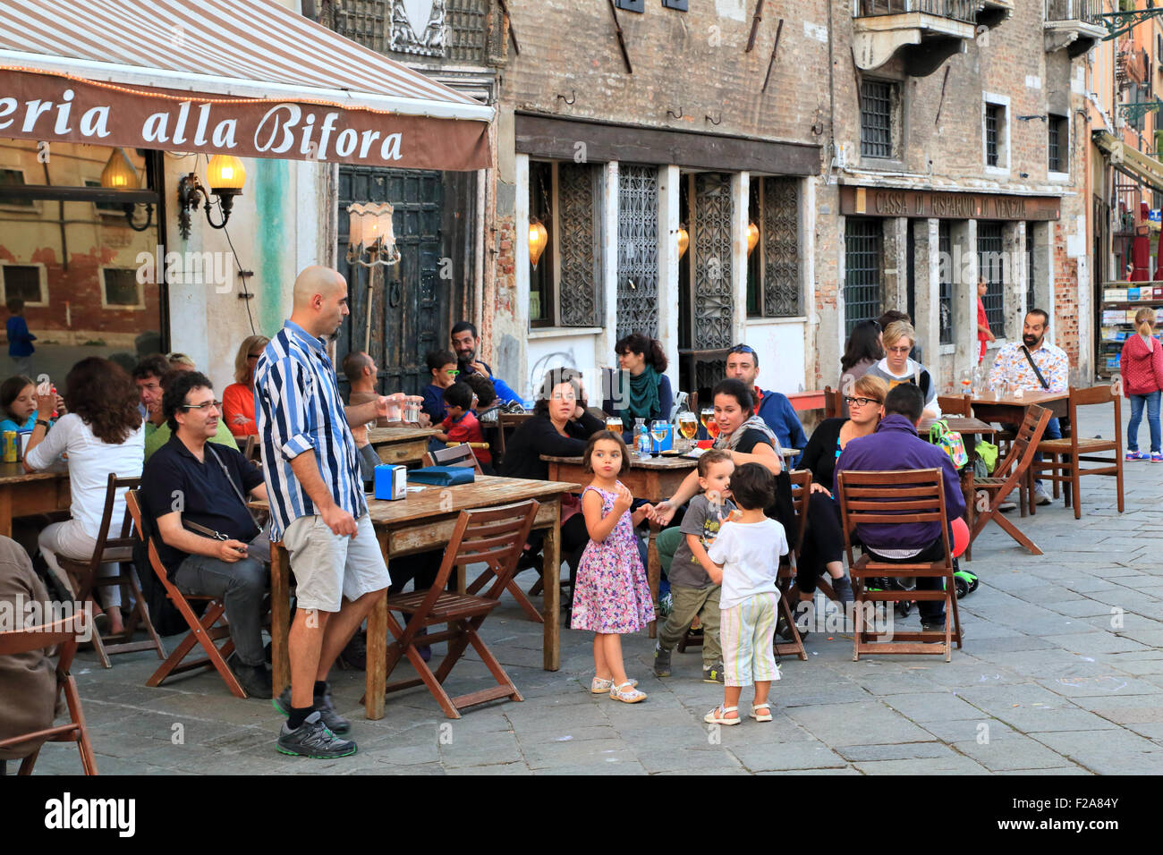 Osteria Alla Bifora - italienische Café-Bar-Restaurant am Campo Santa Margherita, Venedig, Italien Stockfoto