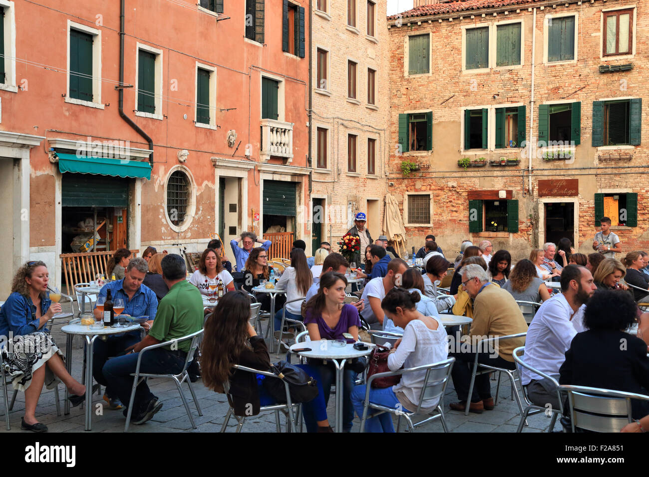 Italienische Café-Bar am Campo Santa Margherita, Venedig, Italien Stockfoto