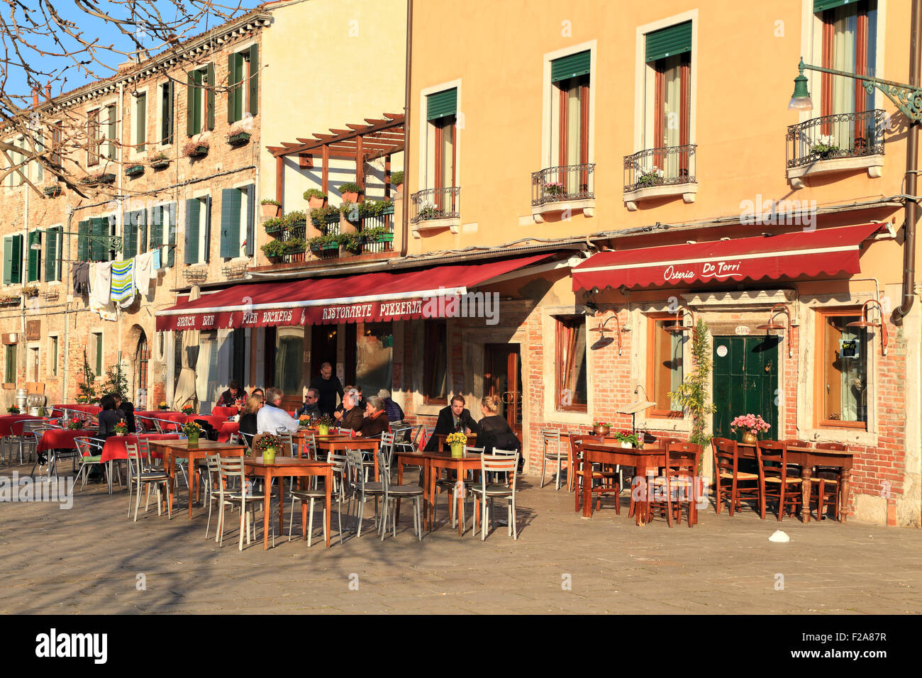 Restaurants Pier Dickens und Osteria tun Torri am Campo Santa Margherita Stockfoto