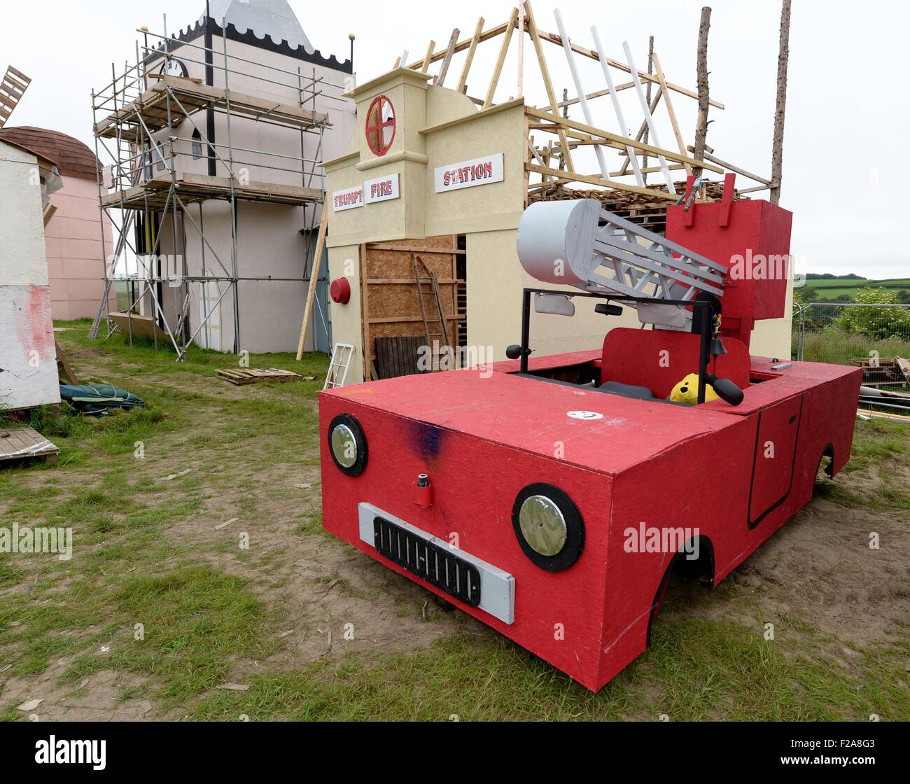 Die Torrington Cavaliers basiert in der Stadt große Torrington in Devon, England, die in der Endphase dieser Jahre Lagerfeuer bauen eine Nachbildung der imaginären Stadt des Trumpton, der Name der erfolgreichen Kinder-TV zeigen aus den 60er Jahren. Sie machen eine spektakuläre Feuer alle fünf Jahre verbringen zwei Jahre Planung und zwei Jahre Gebäude, mit jeweils nur ein paar Wochen bis zur neuesten Lagerfeuer Nacht gehen, die Zehntausende Menschen für wohltätige Zwecke zu erhöhen. Früheren Builds gehören eine Nachbildung der HMS Victory im Jahr 2005 und eine mittelalterliche Burg im Jahr 2010.  Mitwirkende: Atmosphäre wo: großes Torrington, United Kin Stockfoto