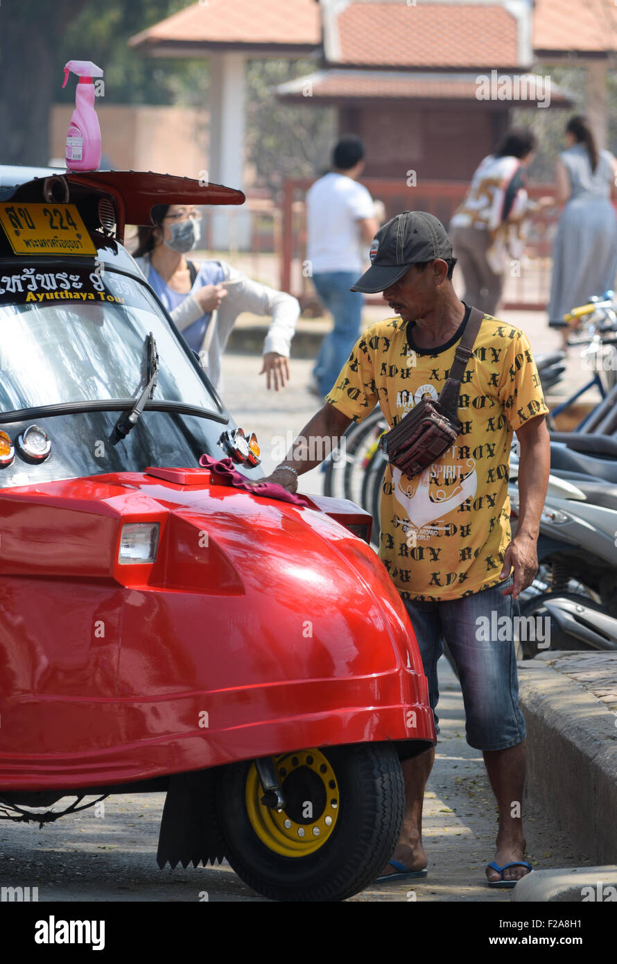 Mann seinem Tuk-Tuk Reinigung. Kanchanaburi, Thailand Stockfoto
