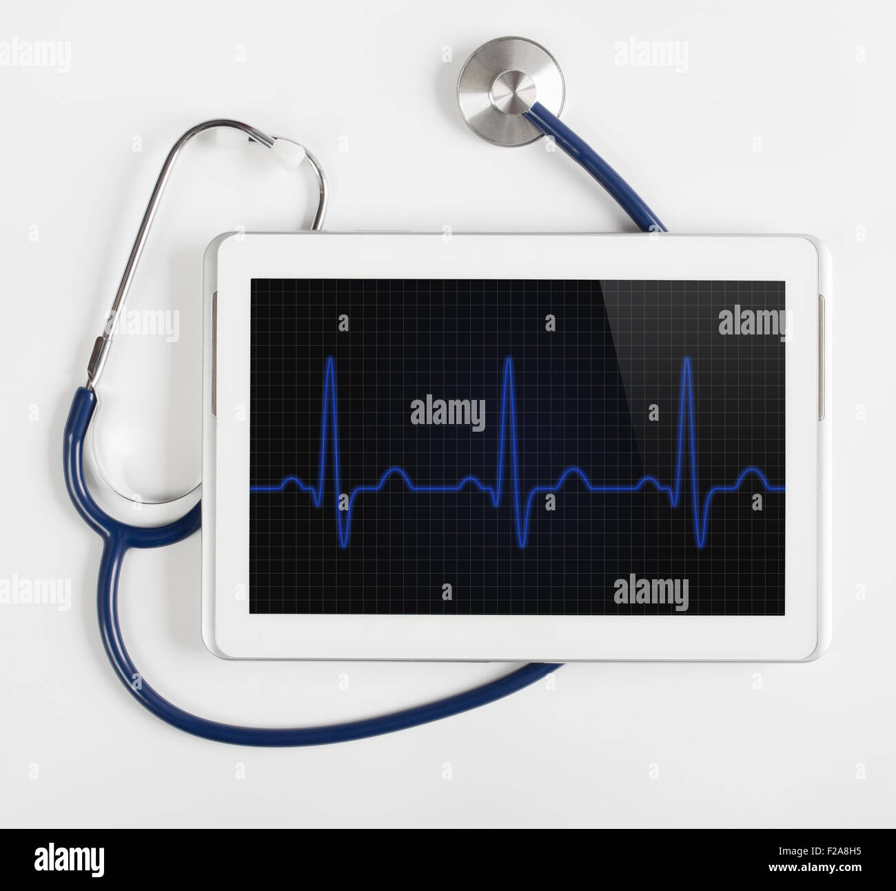 Tablet-Bildschirm zeigen ECG. Plus ein Stethoskop. Stockfoto