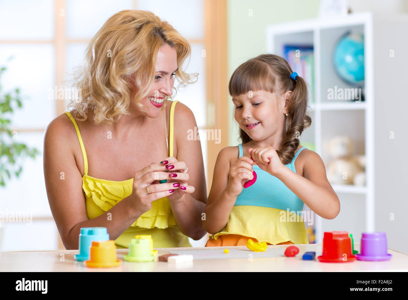Mutter und Kind spielen Knetmasse zu Hause Stockfoto