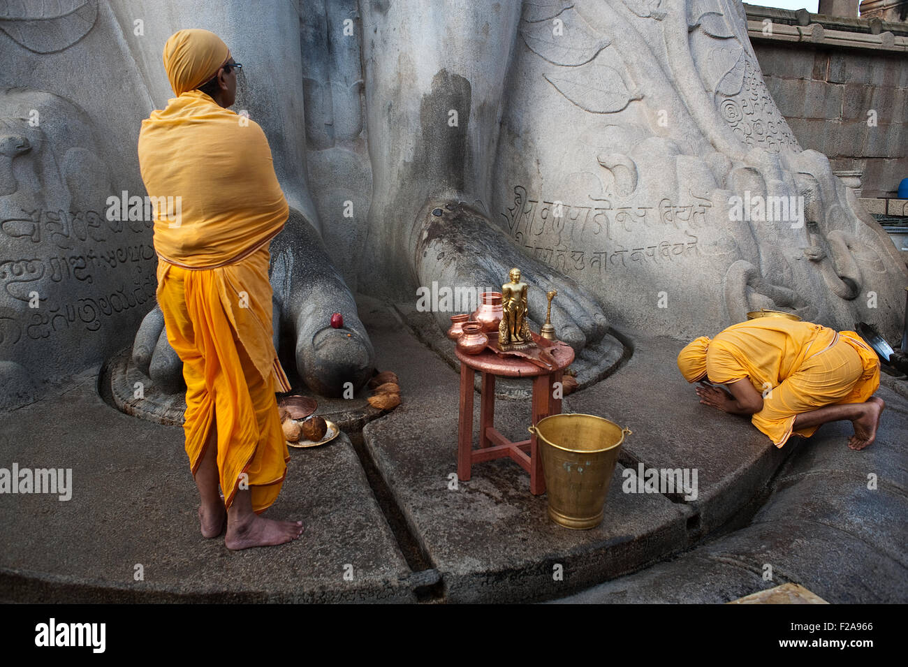Zwei Jaïn Pilger verehren Gomateshwara, eines der wichtigsten Jaïn spirituelle Führer (Indien) Stockfoto