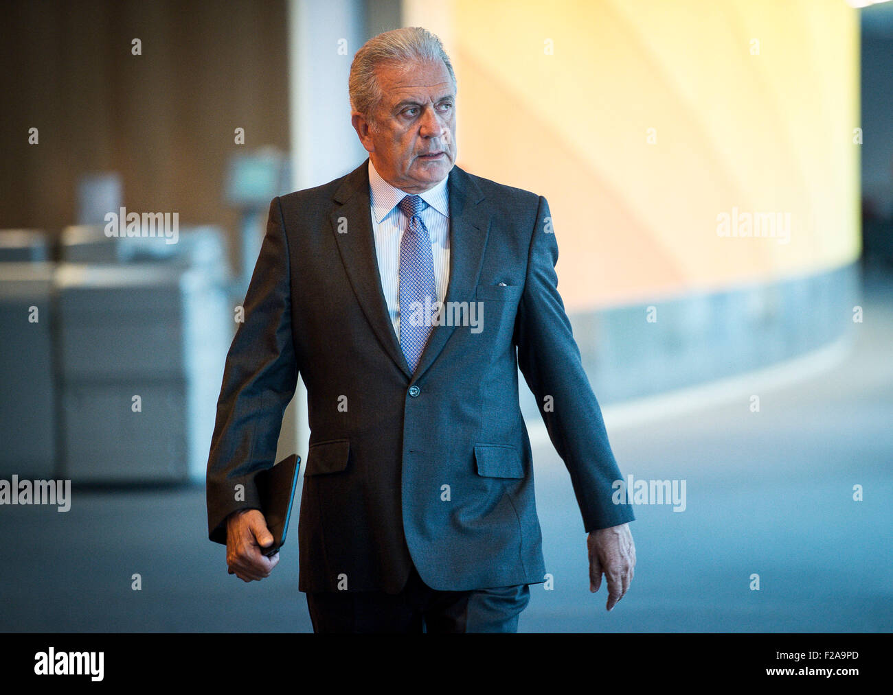 Dimitris Avramopoulos, EU-Kommissar für Migration und Inneres kommt für die mündliche Verhandlung auf Migrationskrise im Europäischen Parlament Hauptquartier in Brüssel auf 15.09.2015 von Wiktor Dabkowski Stockfoto