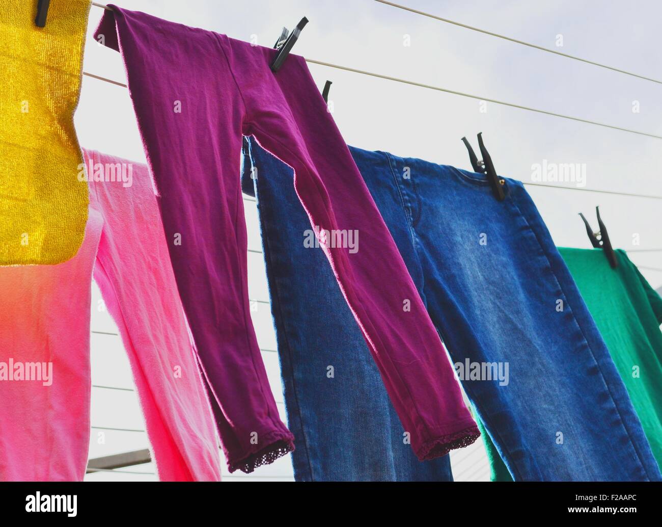 Bunte Wäsche auf die Linie an einem sonnigen Tag Stockfoto