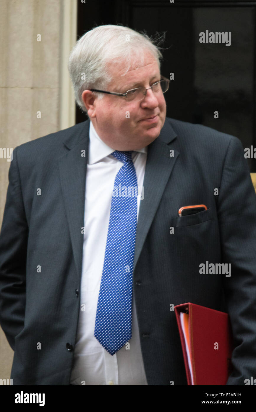 Downing Street, London, 15. September 2015.  Verkehrsminister Patrick McLoughlin verlässt 10 Downing Street nach dem Besuch der wöchentlichen Kabinettssitzung Credit: Paul Davey/Alamy Live News Stockfoto