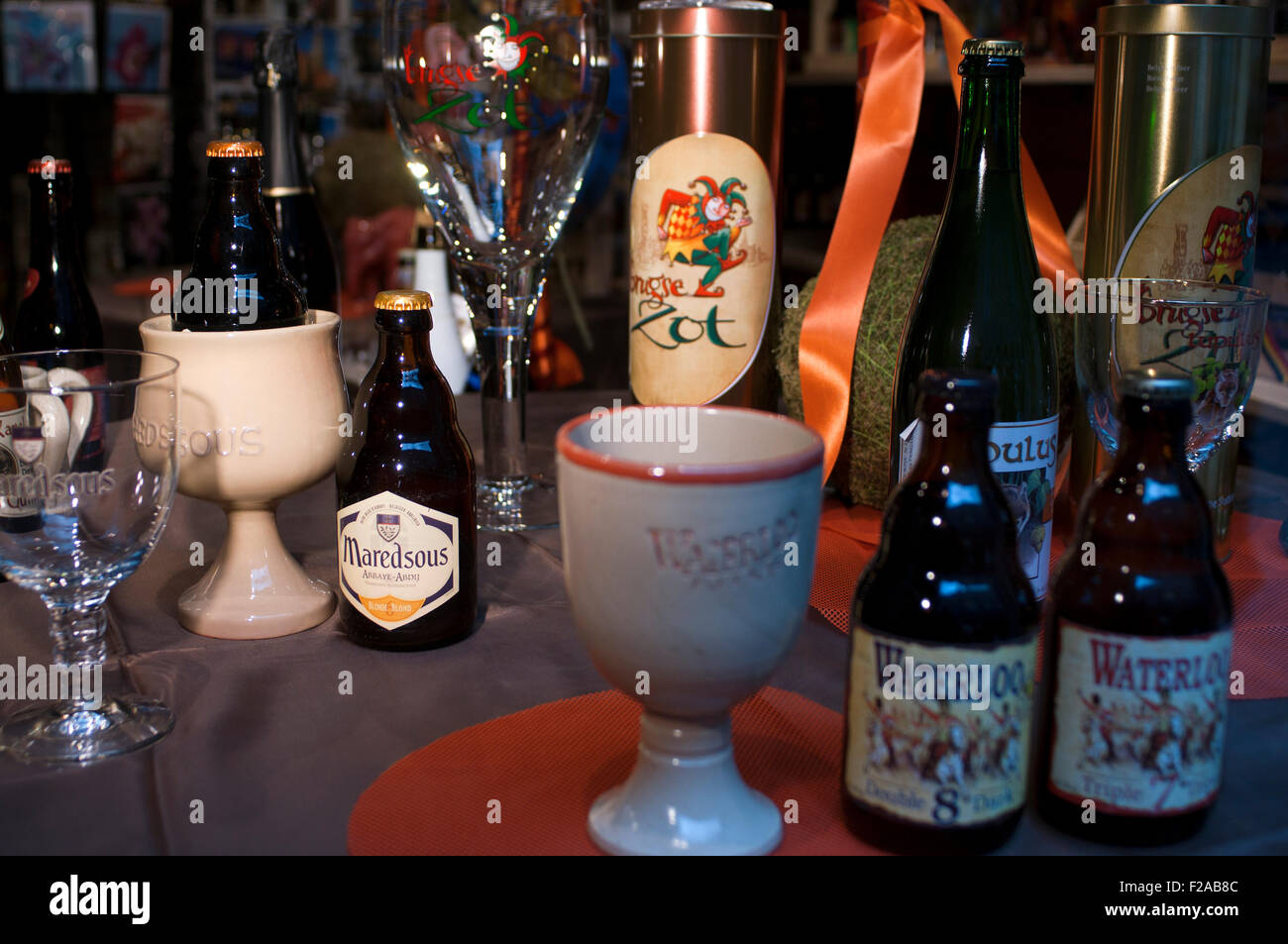 BIER IN BRÜGGE. Auswahl an Bierspezialitäten in einem Schaufenster in der Altstadt, Brügge, Belgien. Belgien hat mehr als 400 unterscheiden sich Stockfoto