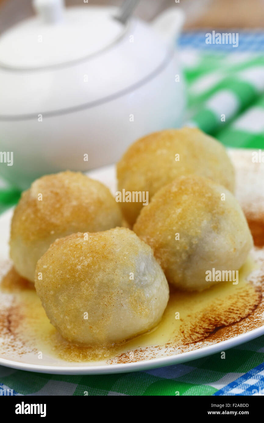 Süße Knödel bestreut mit Zucker und Zimt, Nahaufnahme Stockfoto