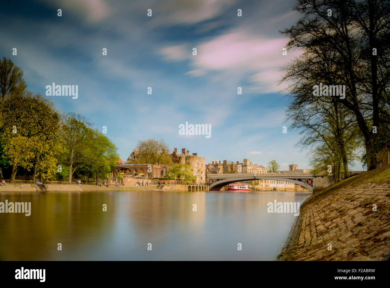 Fluss Ouse und Lendal Bridge, erschossen von der Westbank des Flusses. York, UK. Stockfoto