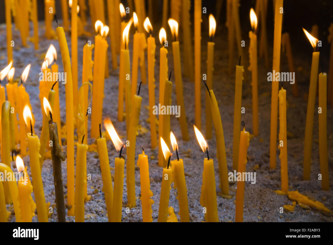 Closeup auf Wachskerzen brennen in der Kirche zu Ostern Stockfoto