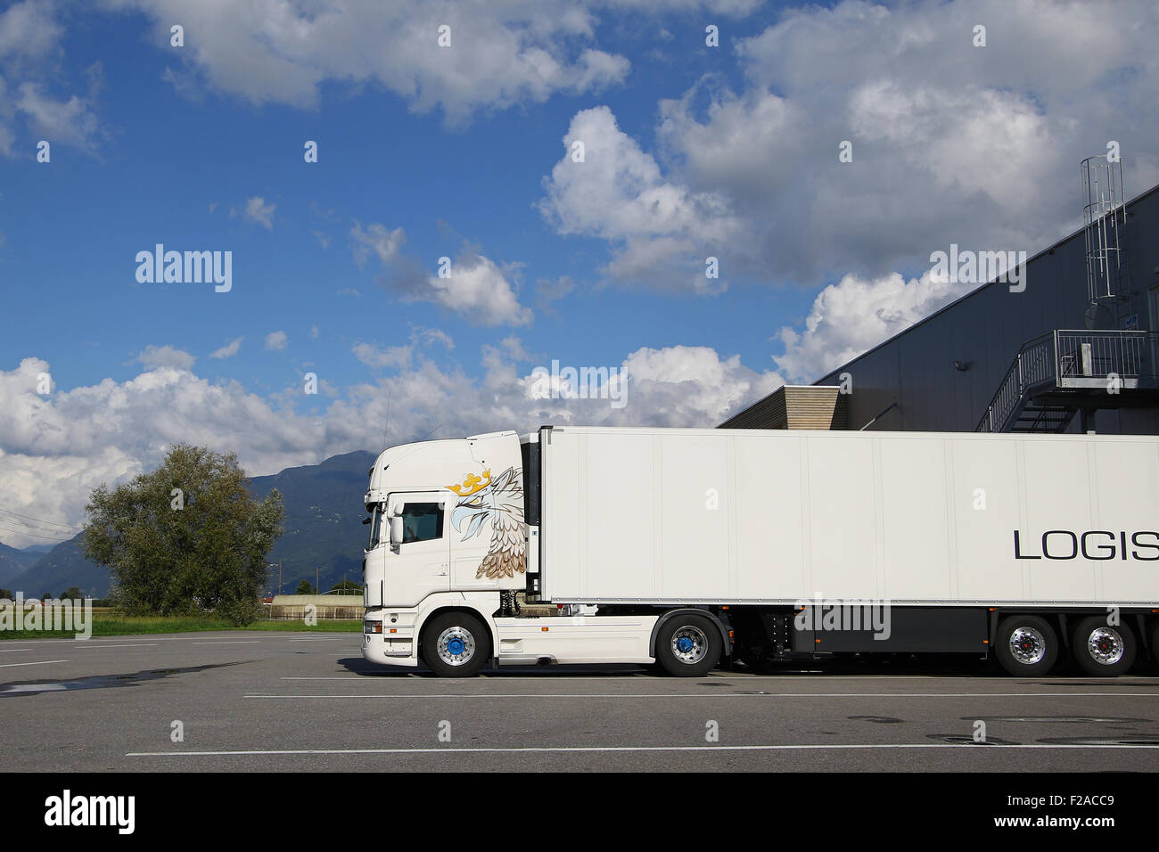 Weißen Sattelzug LKW an einem Fracht-Dock in einem Verteilzentrum  Stockfotografie - Alamy