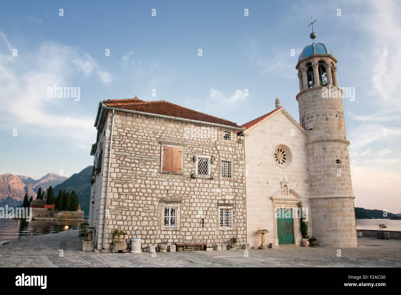 Montenegro - Kirche auf einer der Inseln Perast Stockfoto