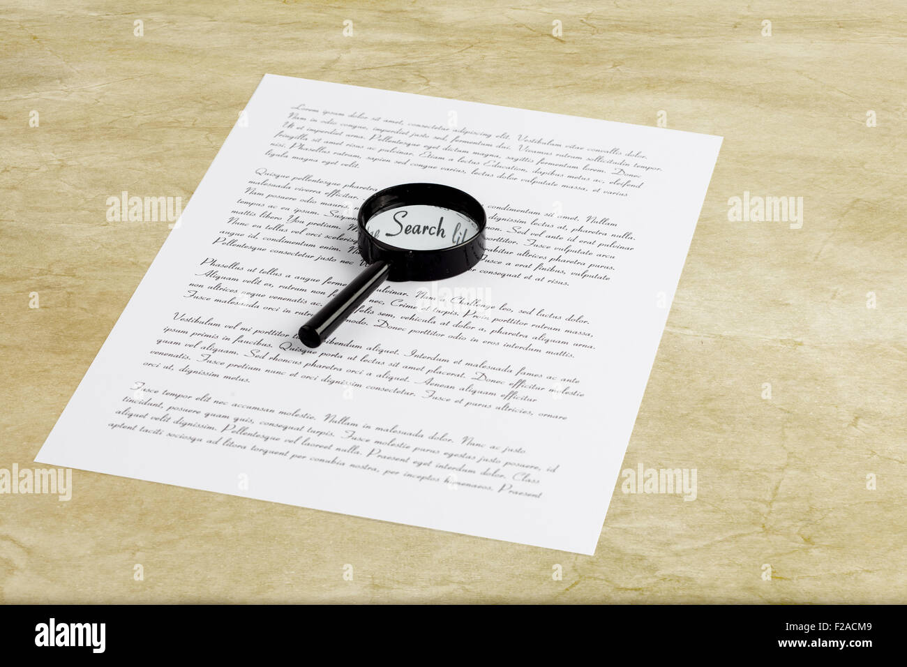 Lupe vergrößern das Wort Suche auf einer Seite mit gedruckten Text, Verlegung auf einem Schreibtisch Stockfoto