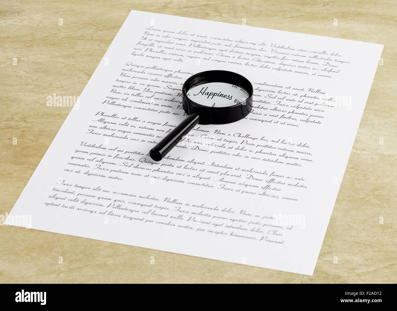 Lupe vergrößern das Wort Glück auf einer Seite mit gedruckten Text Verlegung auf einem Desktop-PC Stockfoto